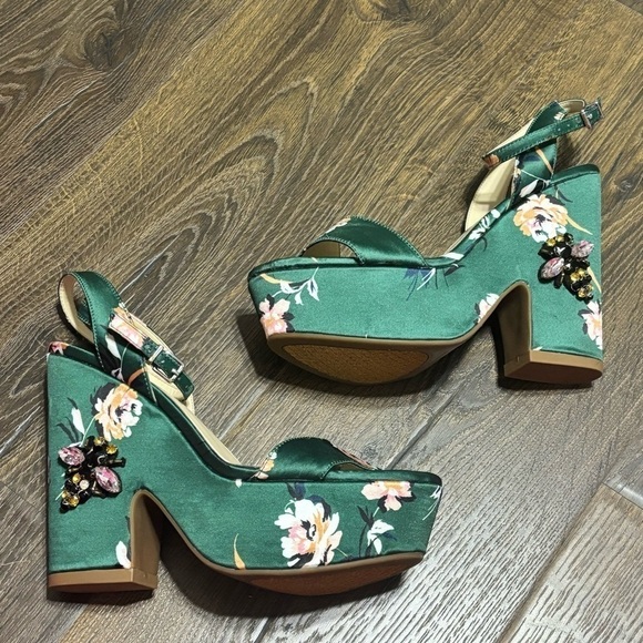 Jessica Simpson Carena Satin
Sculpted Wedge Sandals size 7.5 - Picture 8 of 14